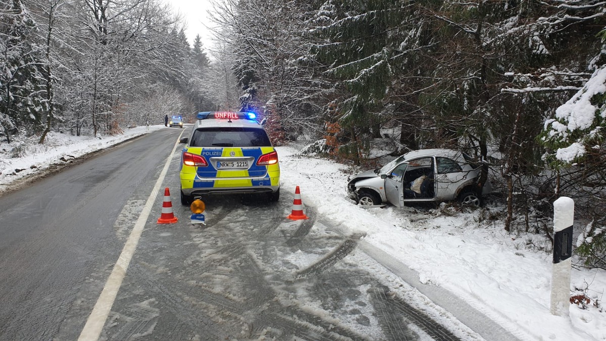 POL-PB: Junge Autofahrerin bei Alleinunfall schwer verletzt