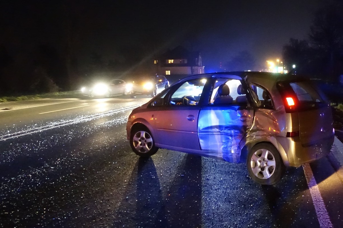 POL-MS: Autofahrer wendet auf der Bundesstraße 54 - Bus rammt Opel