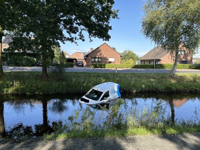 POL-OL: +++ Apen: Fahrzeugbergung aus dem Kanal +++