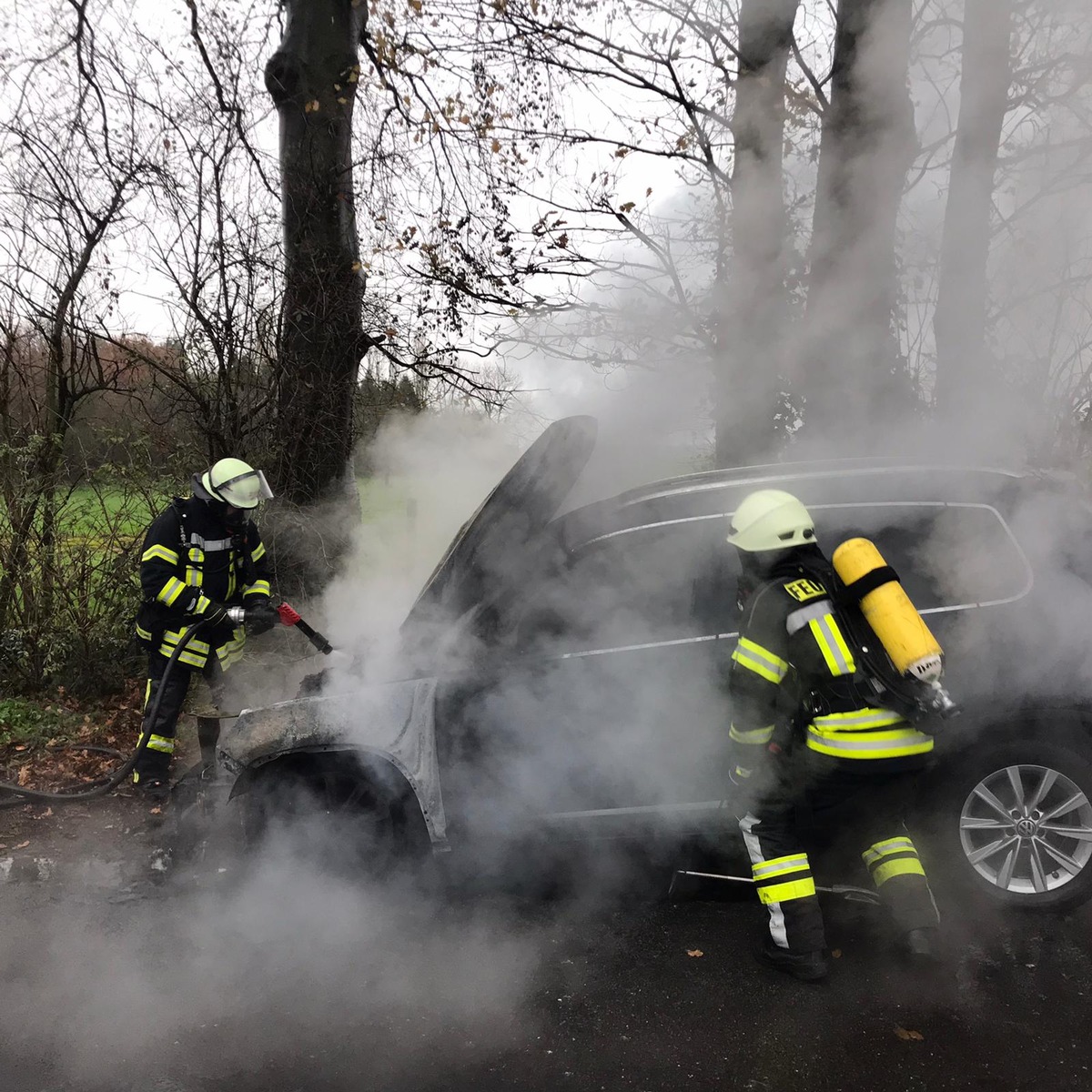 FW-KLE: Im Einsatz: Fahrzeugbrand und Türöffnung