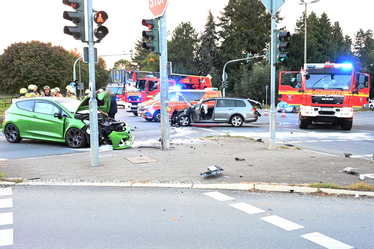 FW Pulheim: Verkehrsunfall in Pulheim-Brauweiler mit zwei Verletzten