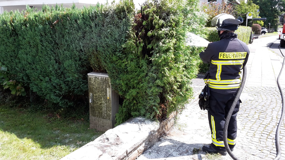 FW-EN: Gartenhecke gerät in Brand