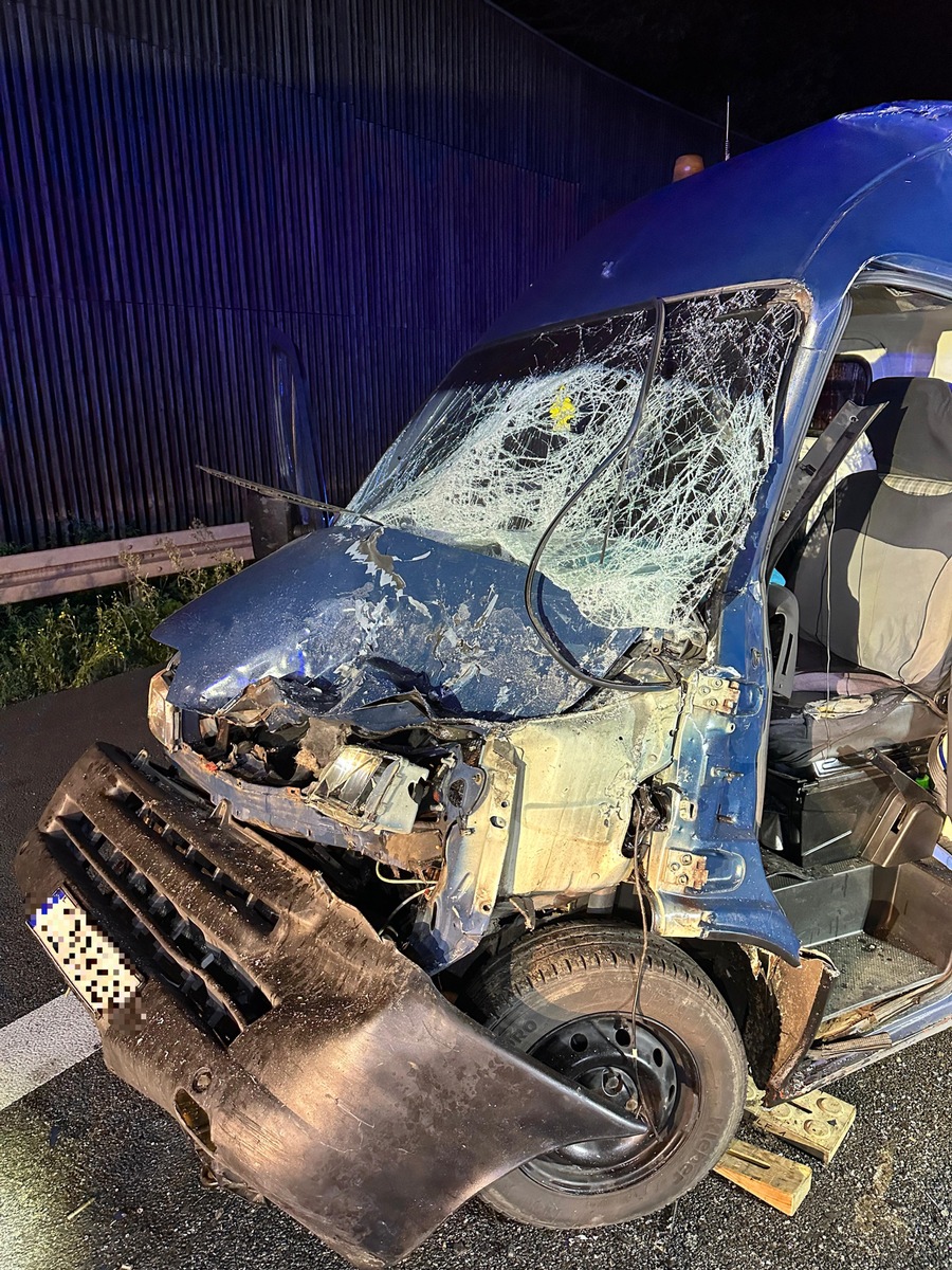 FW Helmstedt: Verkehrsunfall, eingeklemmte Person, BAB2.