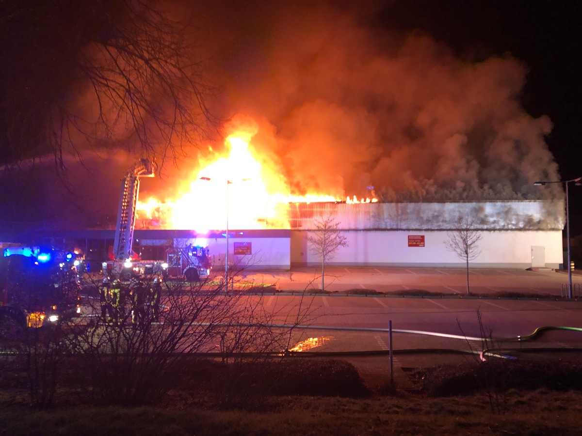 POL-PDKL: Vollbrand eines Supermarkt-Gebäudes