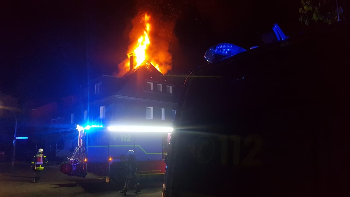 FW-RE: Dachstuhlbrand in voller Ausdehnung - keine Verletzten