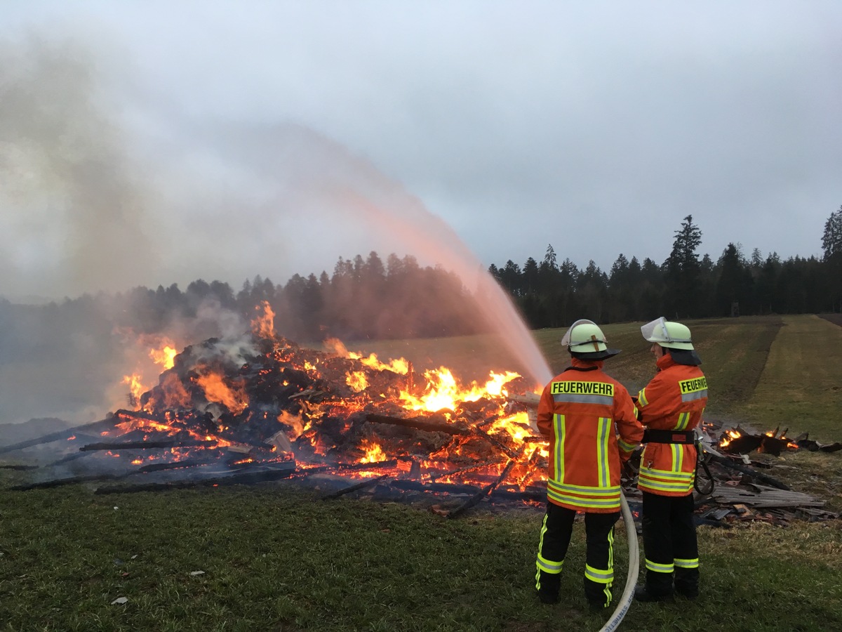 KFV-CW: Blitzschlag setzt Scheune in Brand - Keine Verletzten - 20.000 Euro Sachschaden