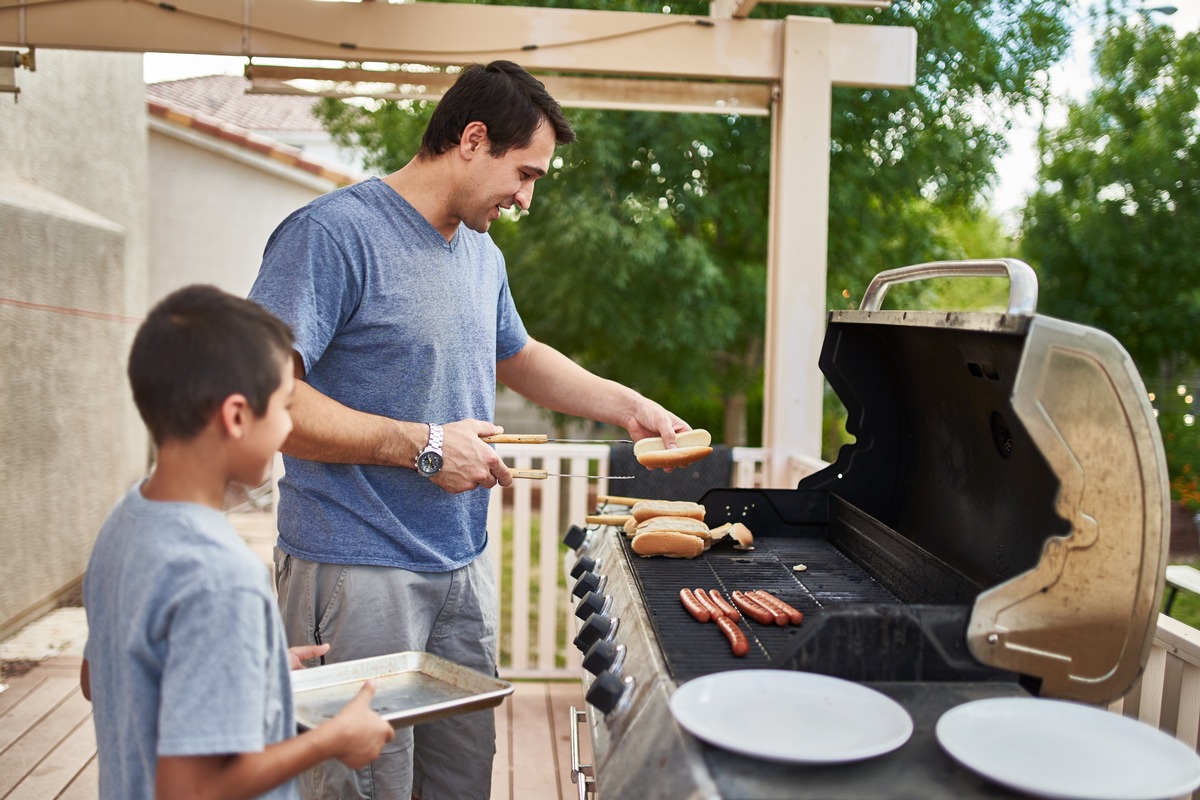 Zu Hause sicher grillen und Qualmbelästigung minimieren / Warum Flüssiggas-Grills gerade jetzt ihre besonderen Vorteile unter Beweis stellen