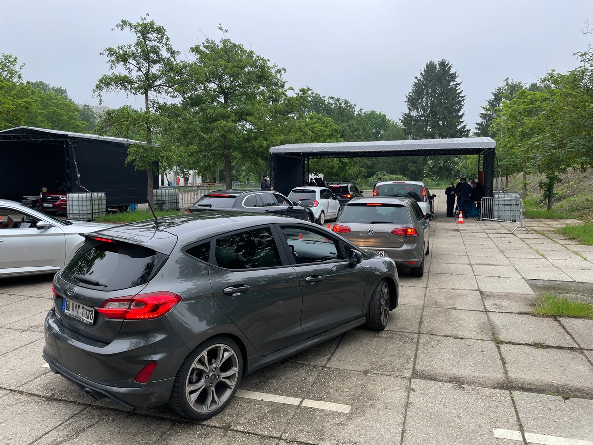 FW-GL: Die Feuerwehr Bergisch Gladbach bietet Impf-Drive-In in der Stadt Overath für Jedermann an