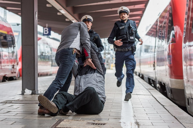 BPOL-KS: Festnahmen: Tritte und Schläge gegen Bundespolizisten