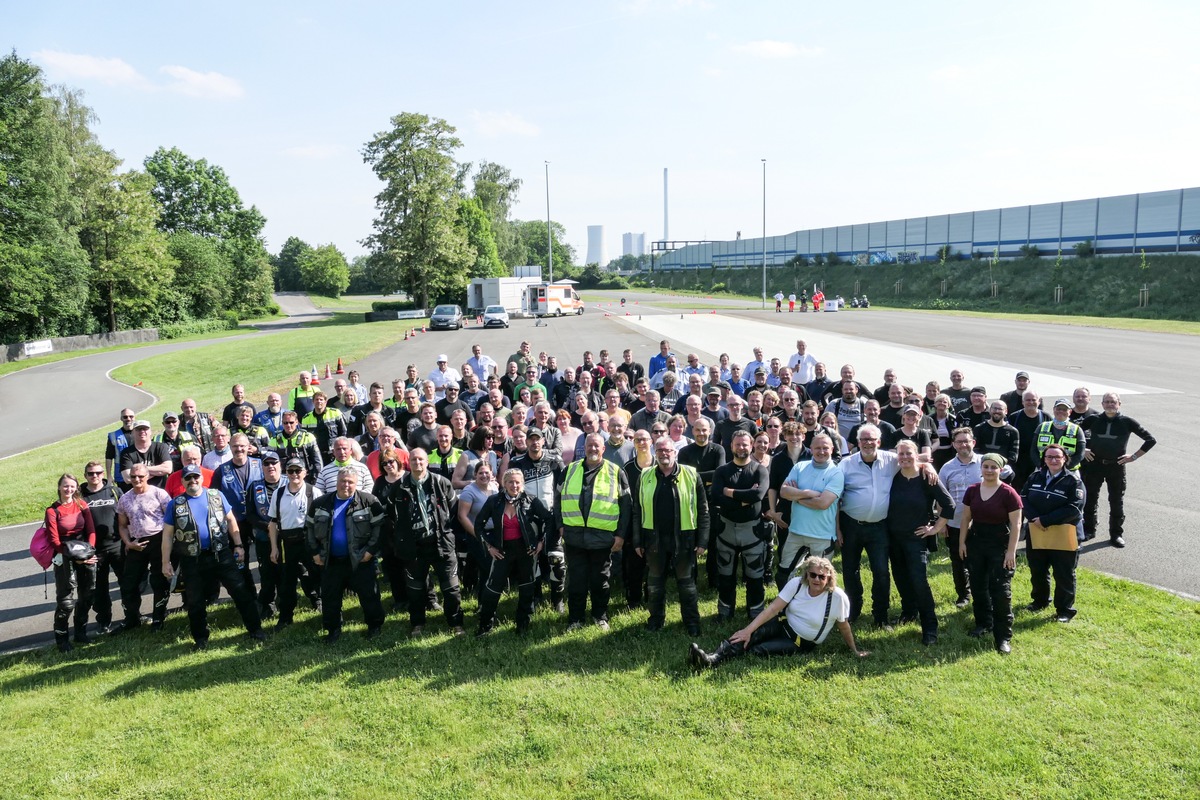 POL-COE: Kreis Recklinghausen/Bottrop/Kreis Coesfeld/Kreis Borken: Biker-Ausfahrt gibt wichtige Einblicke - erste &quot;PoliTour&quot; des Jahres erntet viel Lob der Teilnehmenden