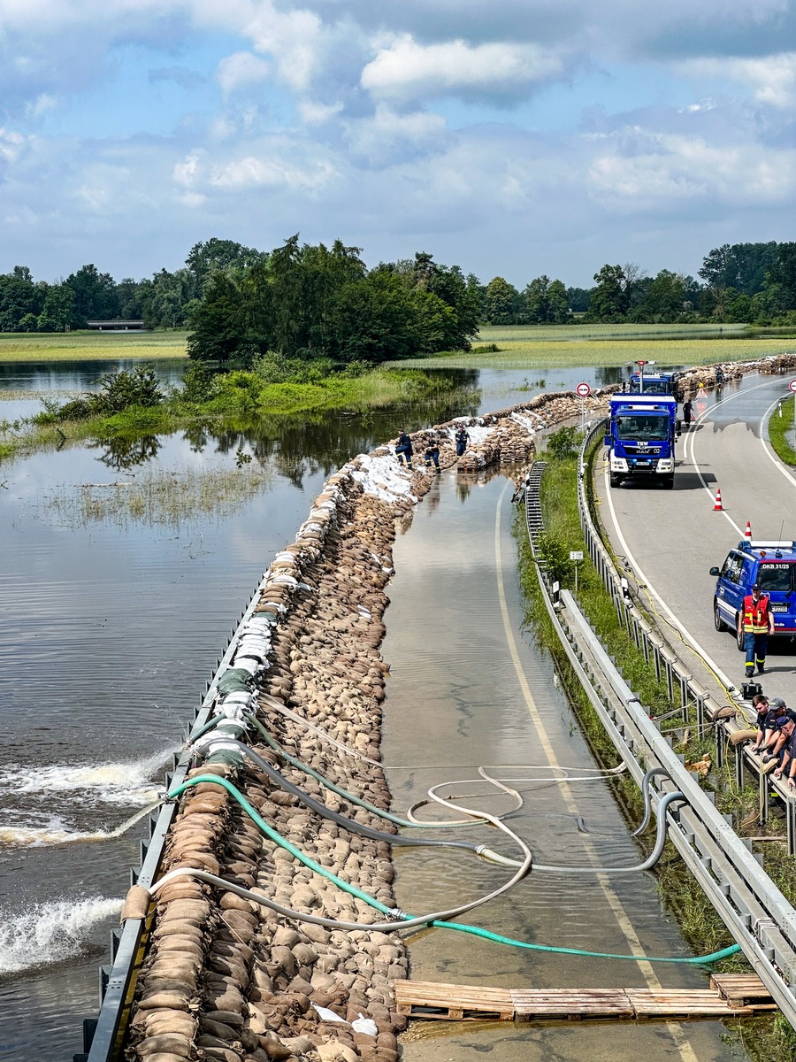 THW Bayern: Hochwasser: Lage in Regensburg bleibt angespannt.