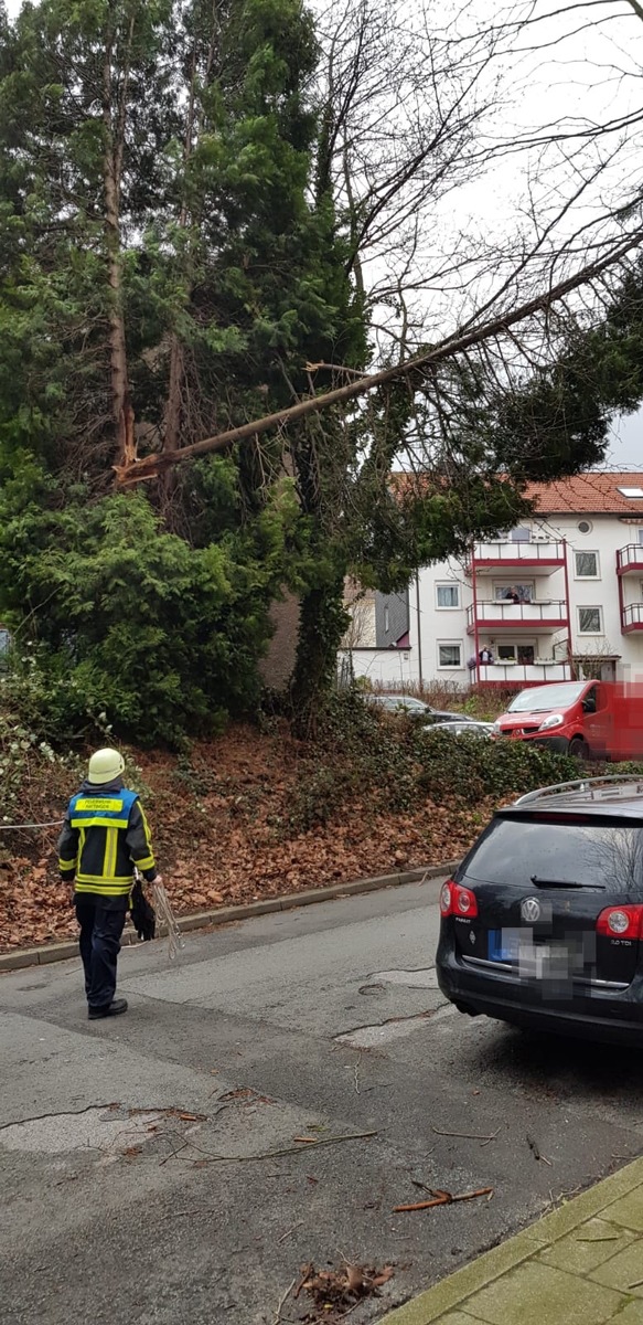 FW-EN: Feuerwehr Hattingen 30 Mal im Einsatz -Wetterlage beschäftigt die Einsatzkräfte seit der Mittagszeit