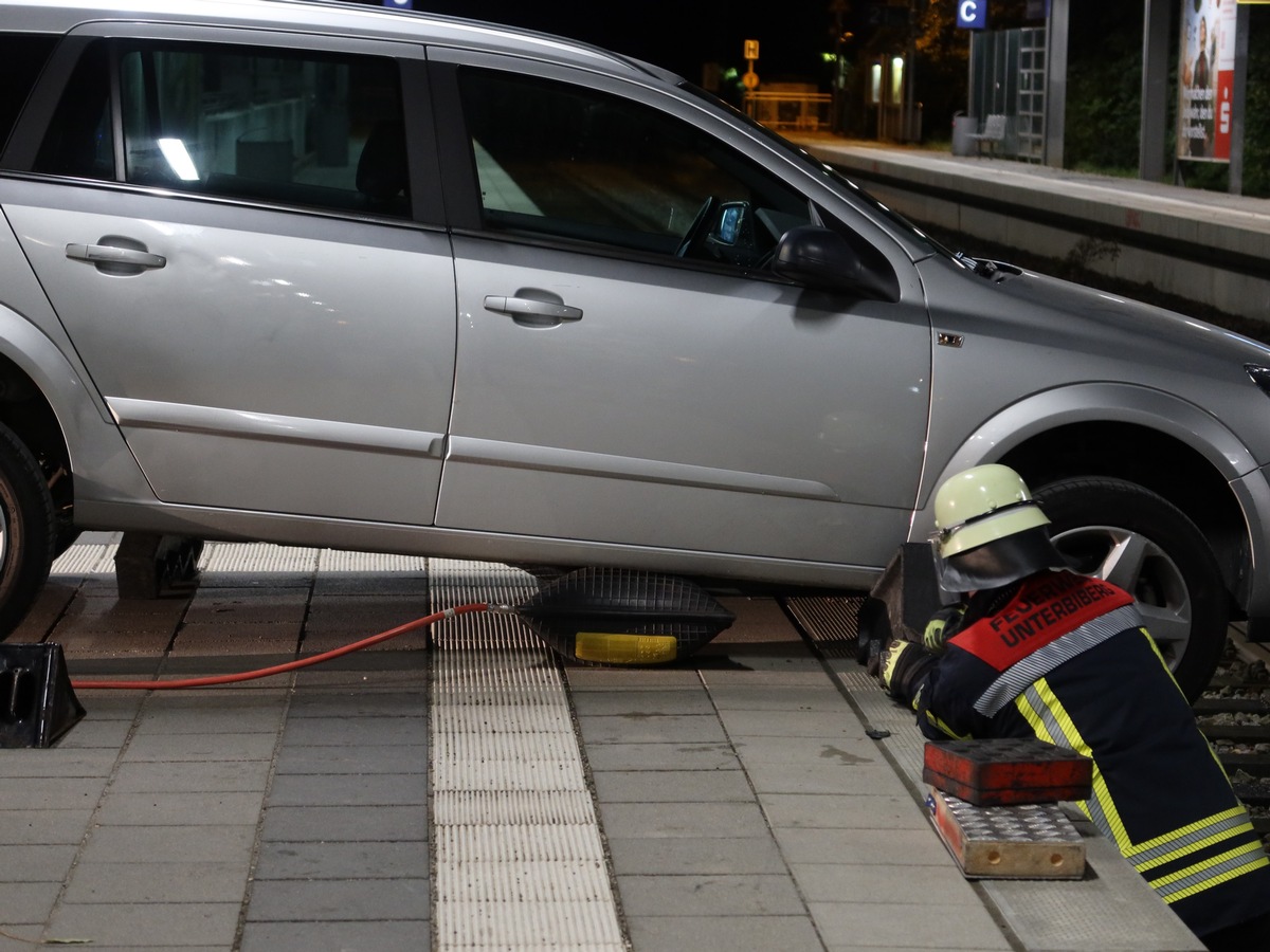 Bundespolizeidirektion München: Glück im Unglück / Senior fährt mit Auto über Bahnsteigkante