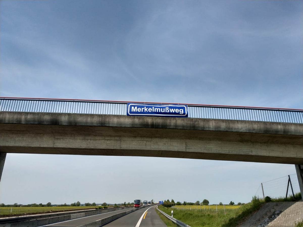 POL-NB: Banner an Kirchturm und über A20