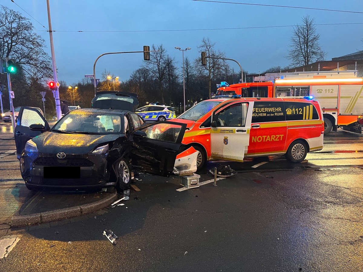 FW-MH: Verkehrsunfall mit einem Notarzteinsatzfahrzeug der Feuerwehr