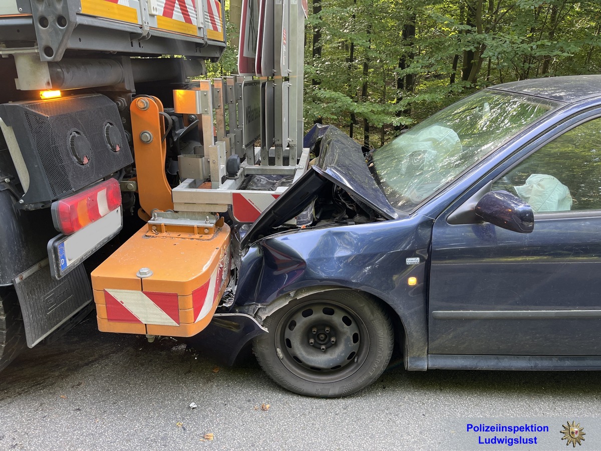 POL-HRO: Auffahrunfall mit Sonderfahrzeug der Straßenmeisterei