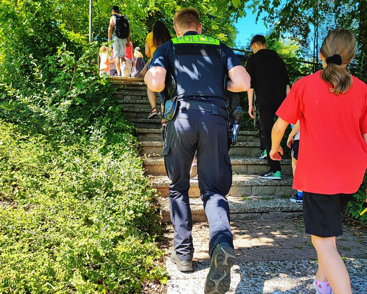 POL-HM: Sicher zur Schule - Verkehrserziehung mit ukrainischen Flüchtlingen in Bodenwerder