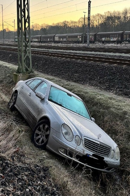 BPOL-KI: Bundespolizei - neugieriger Fahrer rutscht mit PKW in den Bahngraben