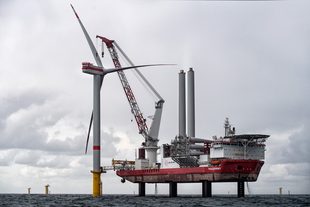 Erste Windkraftanlage im Trianel Windpark Borkum II errichtet / Installationsarbeiten für 32 Anlagen sind gestartet