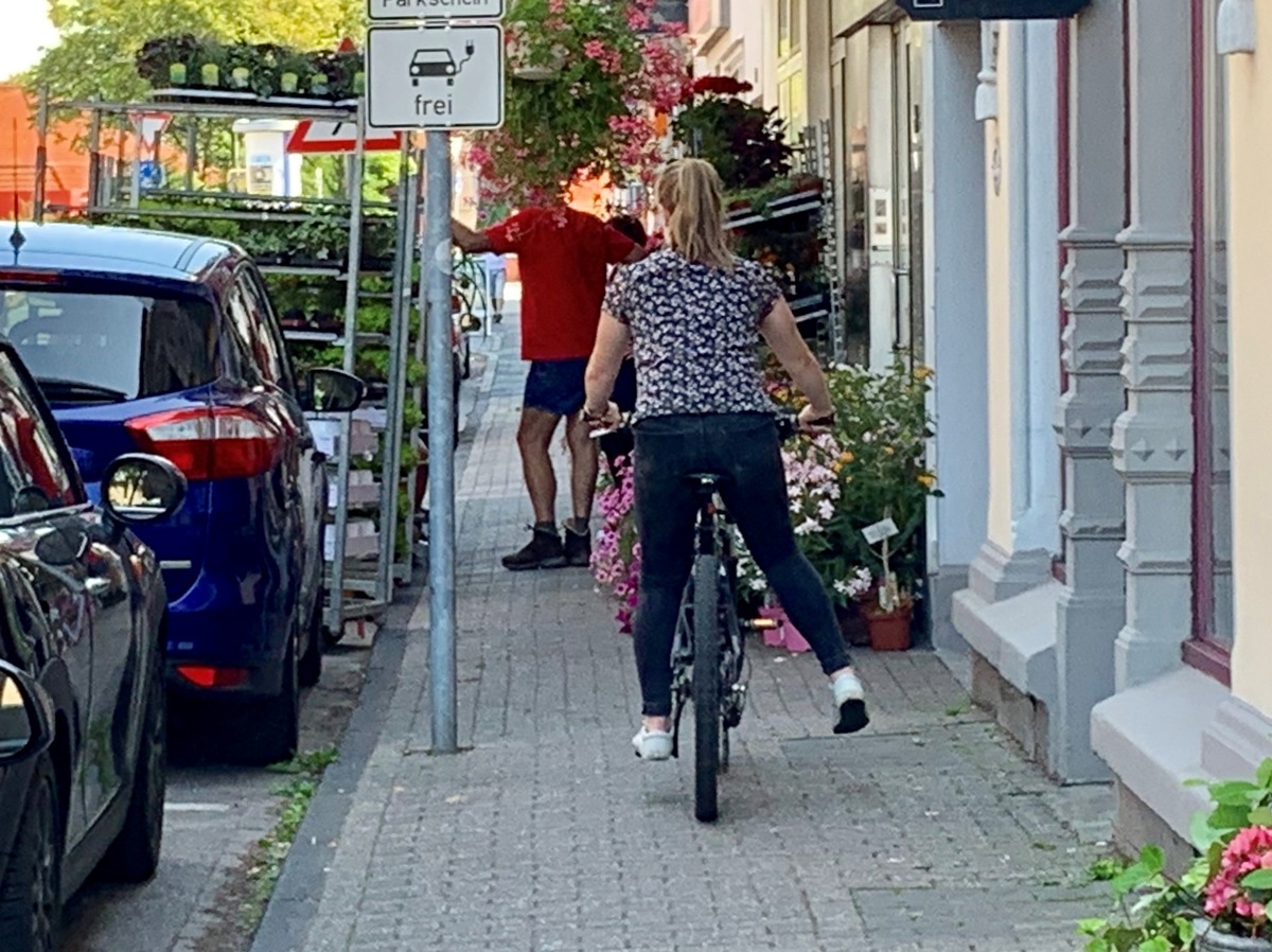 POL-E: Essen / Mülheim a.d. Ruhr:  Immer mehr Verkehrsunfälle auf Gehwegen - Größerer Schutz für Fußgänger - Bessere Wege für Radfahrer