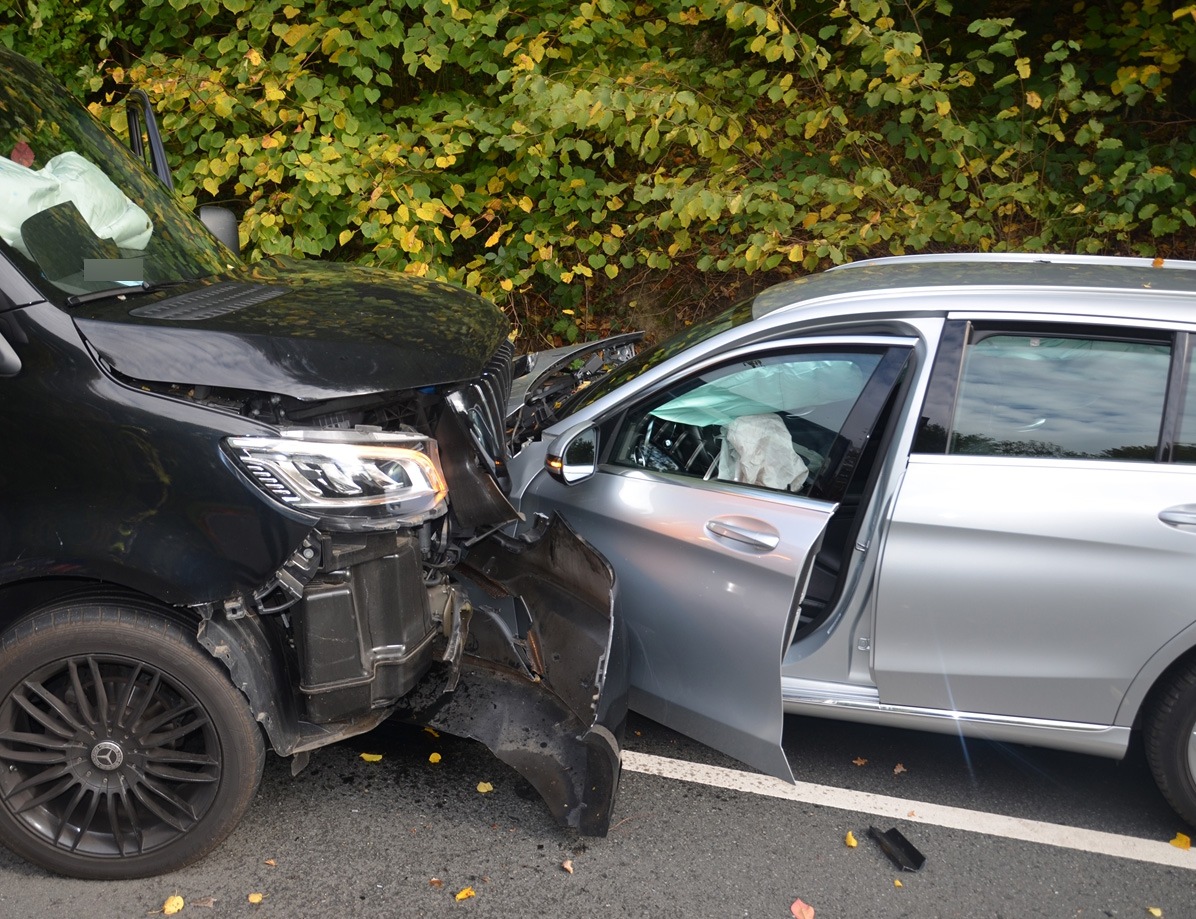 POL-HF: Autos stoßen frontal zusammen - Zwei Personen leicht verletzt