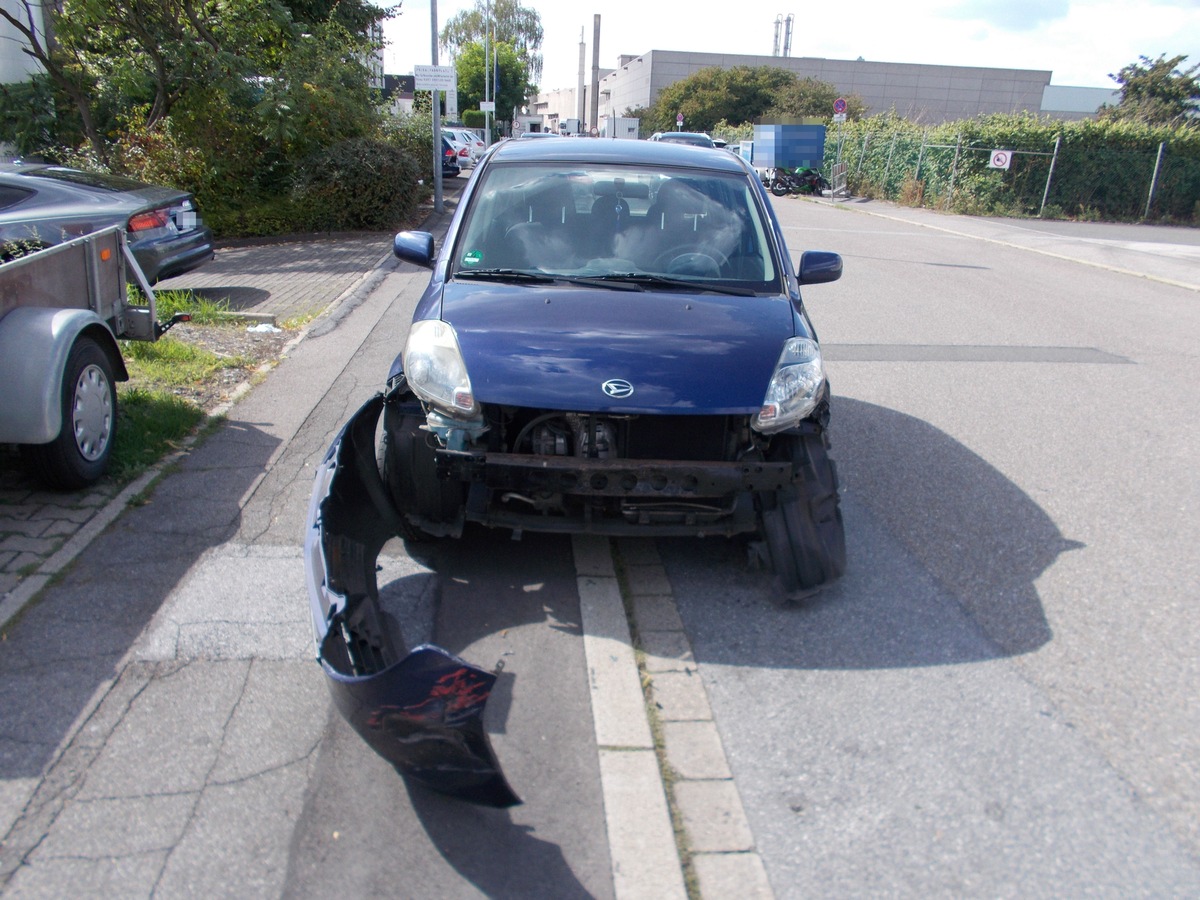 POL-E: Mülheim: Blauer Daihatsu nach Unfallflucht nicht mehr fahrbereit - Zeugen gesucht