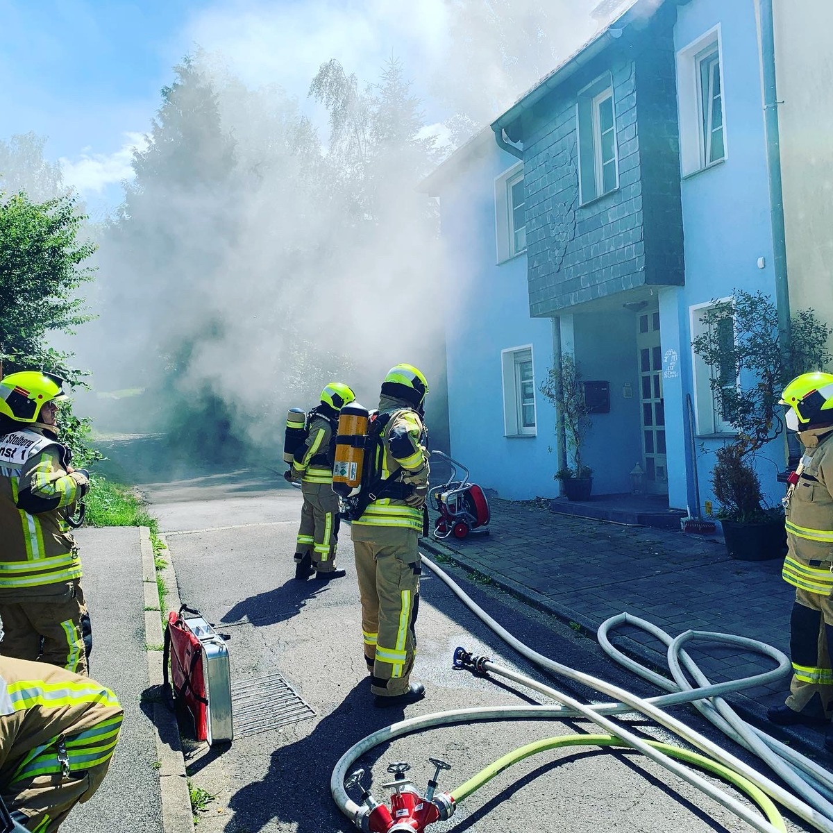 FW-Stolberg: Kellerbrand - verletzte Bewohnerin