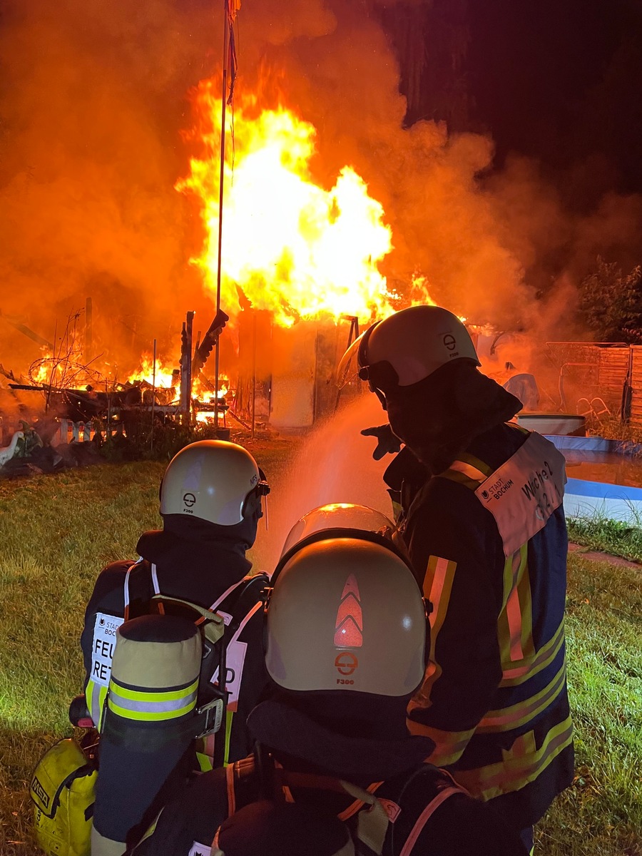 FW-BO: Brand einer Gartenlaube in Bochum Hamme