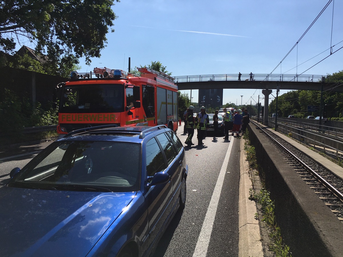 FW-MH: FW-MH: Verkehrsunfall auf der A40 mit drei beteiligten Fahrzeugen und einer verletzten Person