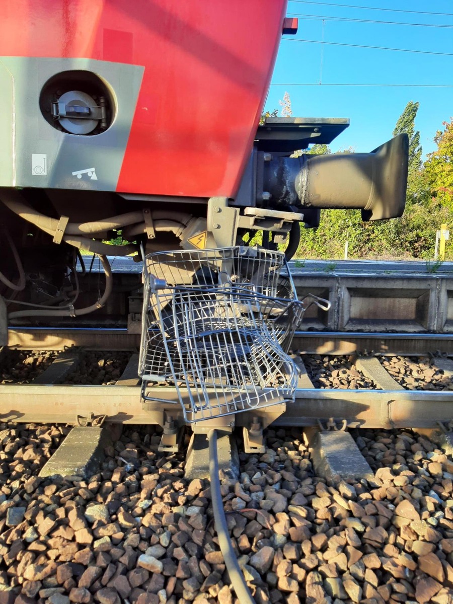 BPOLI MD: Zeugenaufruf der Bundespolizei: Einkaufswagen kollidiert mit Re-gionalbahn