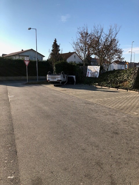 POL-PDLU: Speyer - Fahrzeug bleibt nach Unfall auf Parkplatz auf Dach liegen (33/1101)