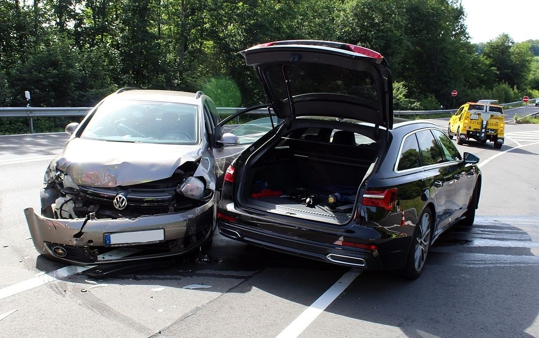 POL-OE: Unfall bei Wendemanöver