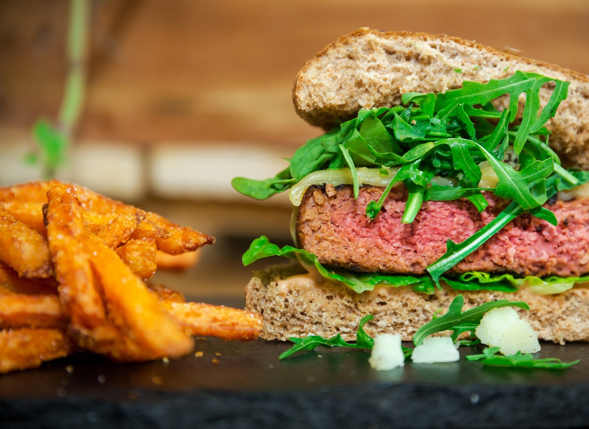 Fleischgenuss ist pflanzlich: Deutsches Food-Start-up Planty-of-Meat stellt Planty-of-Burger vor / Authentischer Patty für Burger-Liebhaber ist rein pflanzlich und 100 % allergenfrei