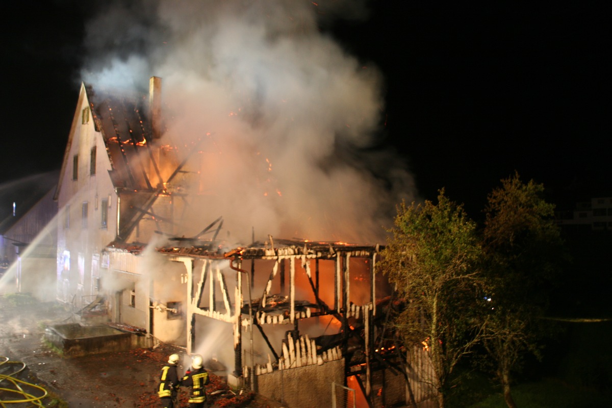 KFV-CW: Dachstuhl brennt lichterloh
100.000 Euro Sachschaden bei Großbrand in Haiterbach