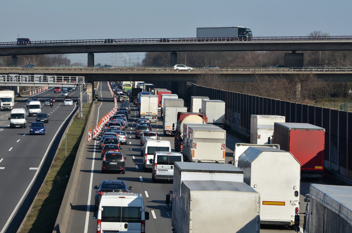 Termine platzen, Transportkosten steigen: Staus und Geisterbaustellen legen Transportbranche lahm