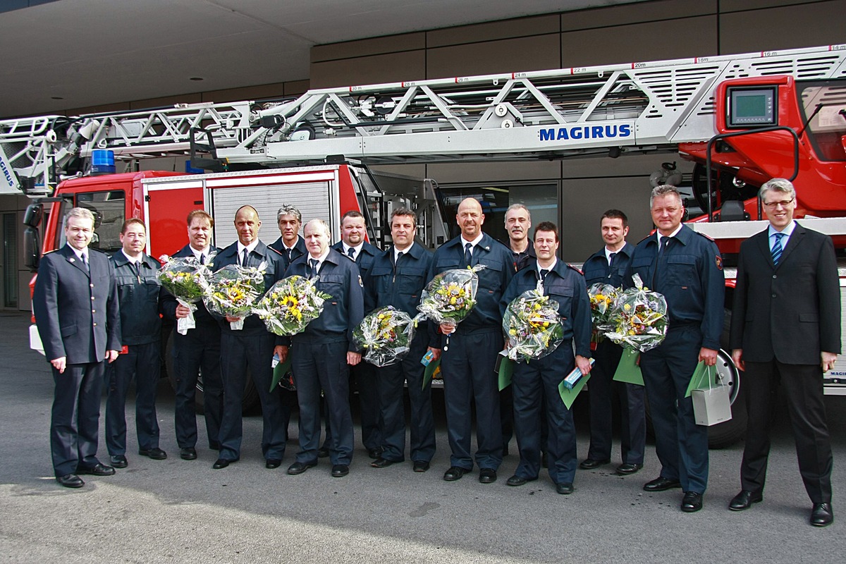 FW-E: 275 Jahre Dienstjahre bei der Feuerwehr, Essens Feuerwehr-Dezernent überreicht Urkunden