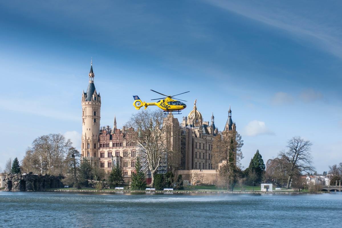 1.000.000 Einsätze: Politik dankt der ADAC Luftrettung / Empfang für die Crew von &quot;Christoph 48&quot; am Schloss Schwerin / Minister Glawe: Luftrettung wichtiger Baustein gerade in ländlichen Regionen