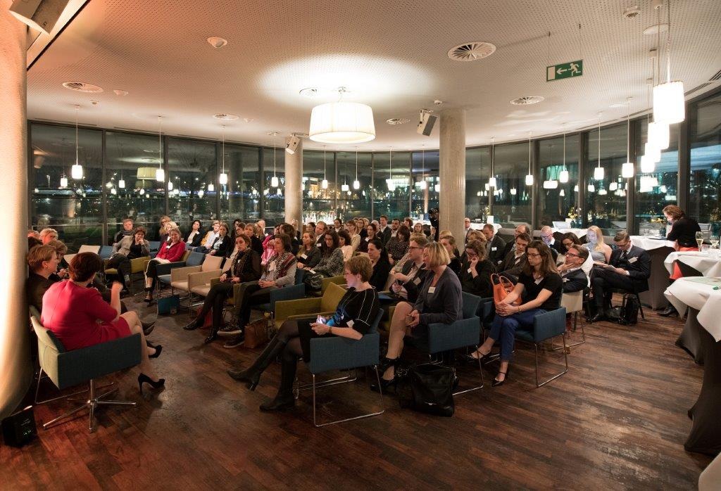 Podiumsdiskussion &quot;Mut zur Vielfalt&quot; / Stärkung des Anteils von Frauen in Führungspositionen setzt Wachstumsimpulse