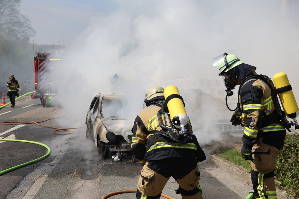 FW-E: Pkw vor Tankstellengelände in Vollbrand