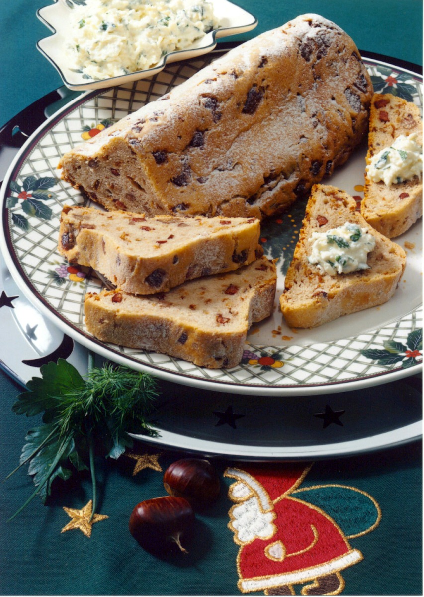 Adventszeit ist Backzeit / Herzhafte Rezeptidee für Brunch oder Buffet / Landjäger-Stollen mit Käsebutter