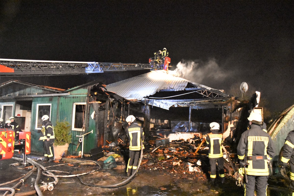 POL-VER: Aufenthaltsraum einer Reithalle gerät in Vollbrand