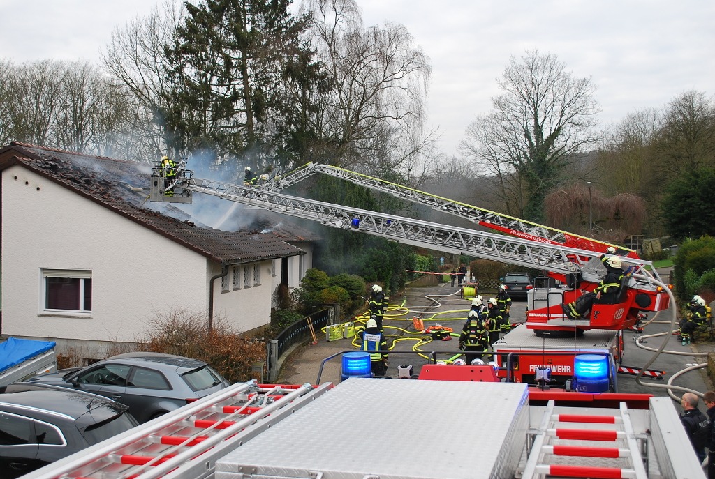 FW-MK: Dachstuhlbrand in Letmathe - eine Person erlitt Brandverletzungen