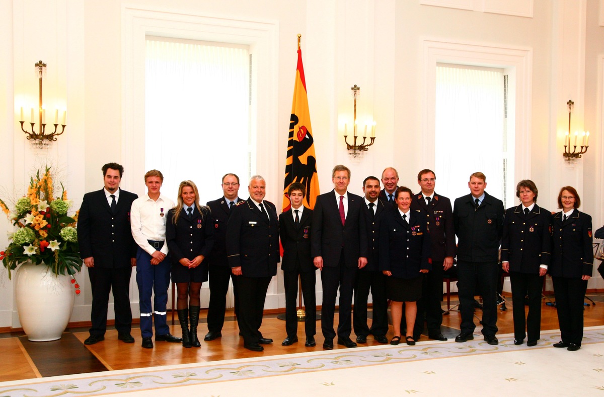 Bundespräsident zeichnet Feuerwehrleute aus / Deutsches Feuerwehr-Ehrenkreuz in Bronze erstmalig ausgehändigt (mit Bild)