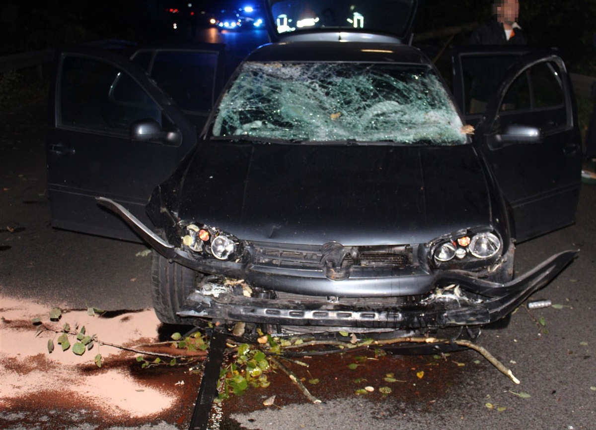 POL-GE: Umstürzender Baum trifft Auto in Buer