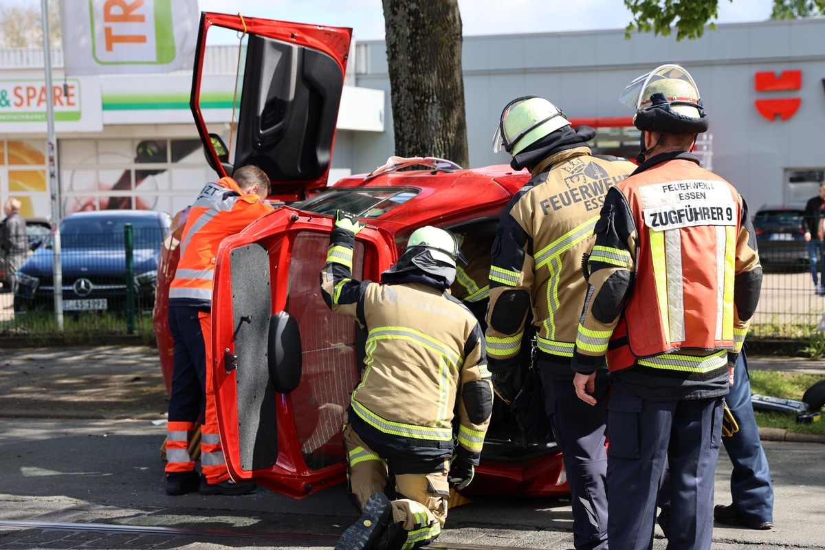 FW-E: Pkw kollidiert mit Baum - Fahrer eingeschlossen