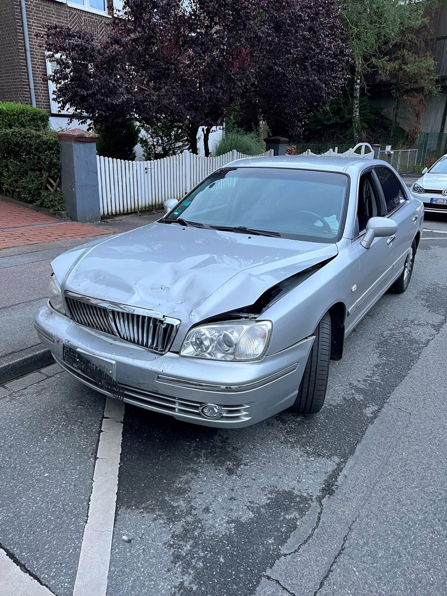 POL-ME: Alkoholisiert von der Fahrbahn abgekommen - fünf Fahrzeuge beschädigt - Hilden - 2206024