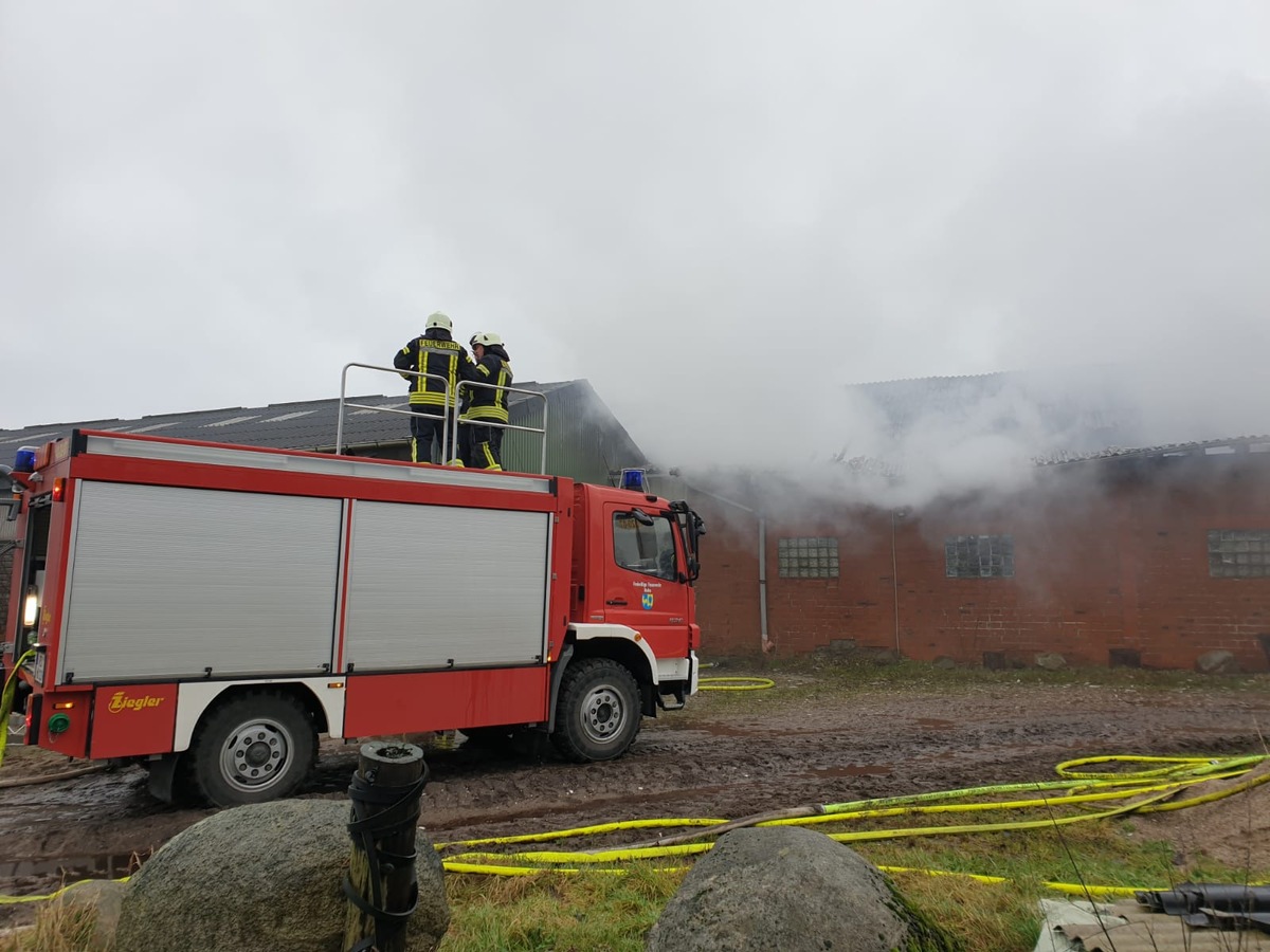 FW-RD: Feuer in leer stehendem Bauernhof in Königshügel (Kreis Rendsburg-Eckernförde)