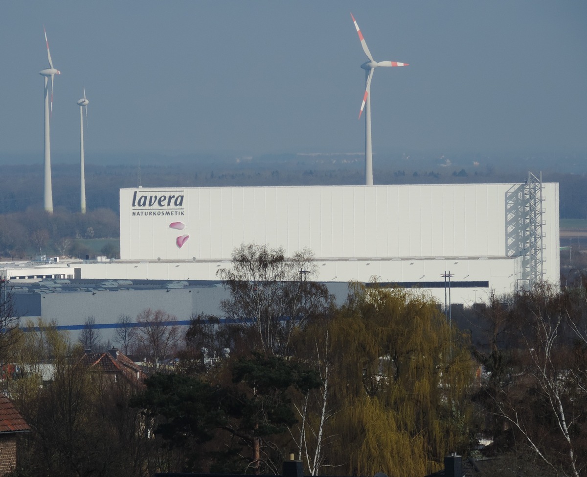 Naturkosmetikhersteller Laverana produziert für Niedersachsen 35.000l Desinfektionsmittel lavera hilft und spendet rund 20.000 Pflegeprodukte für Gemeinnützige Organisationen