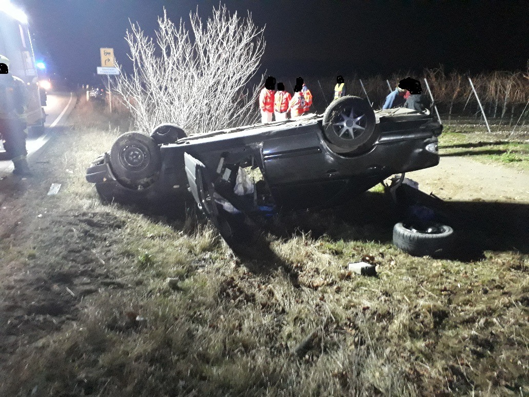 POL-PDNW: Verkehrsunfall mit 2 leichtverletzten und einem zu Fuß flüchtenden Fahrer