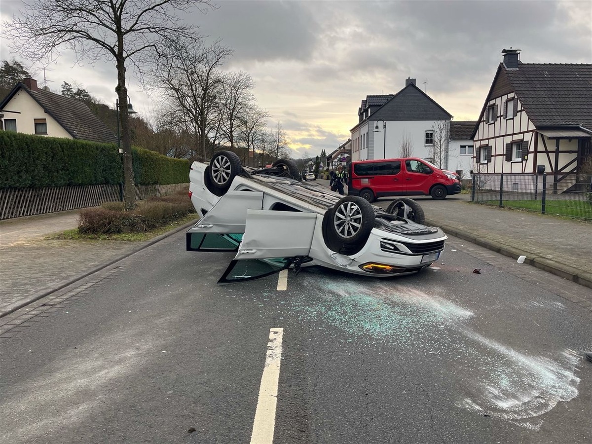 POL-RBK: Rösrath - Pkw-Fahrerin bei Alleinunfall leicht verletzt